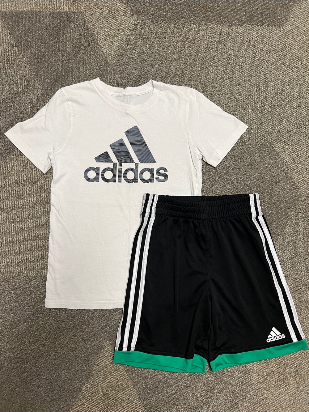 Adidas Boys Shirt and Shorts S(8)